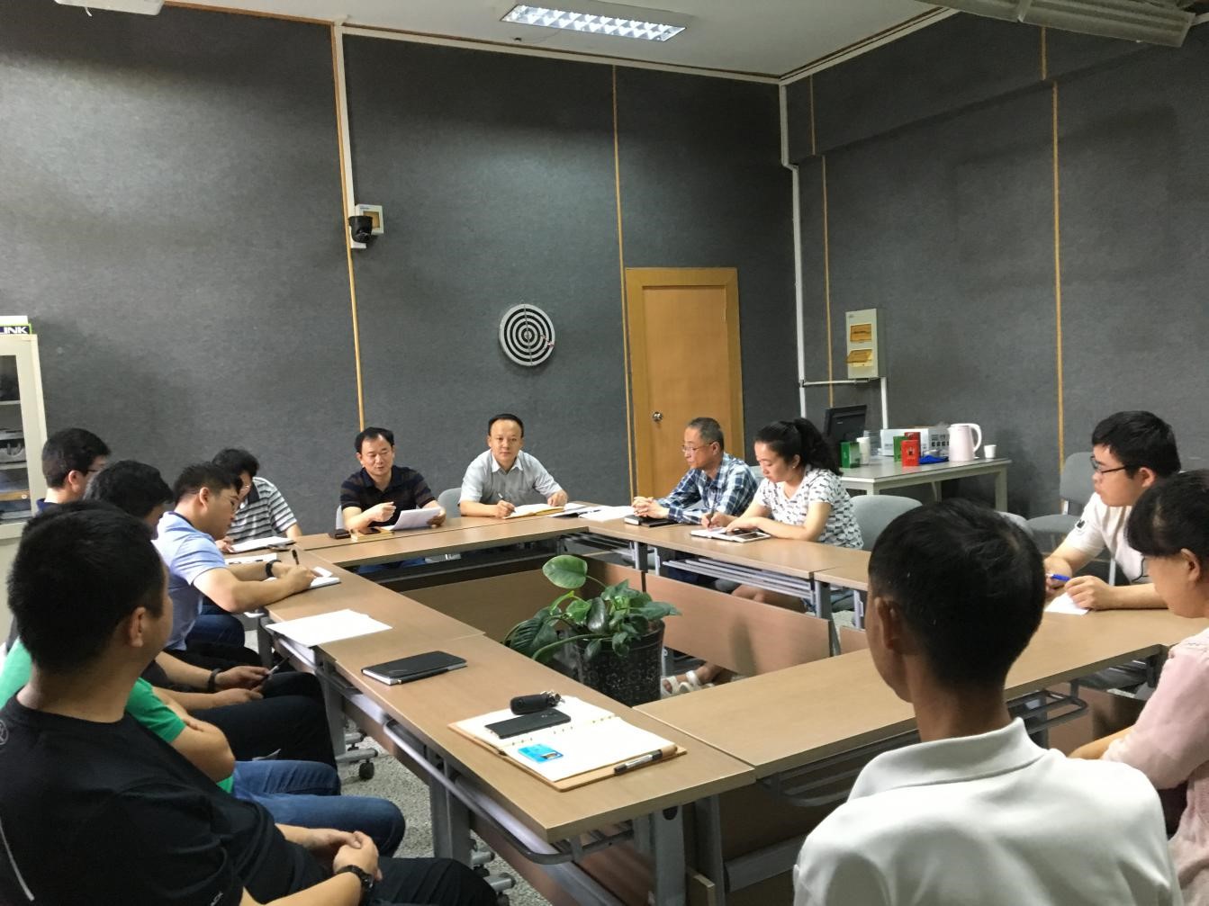 网络与信息中心召开全体教职工大会